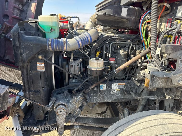 image for item EQ1011 2015 Kenworth T880 semi truck