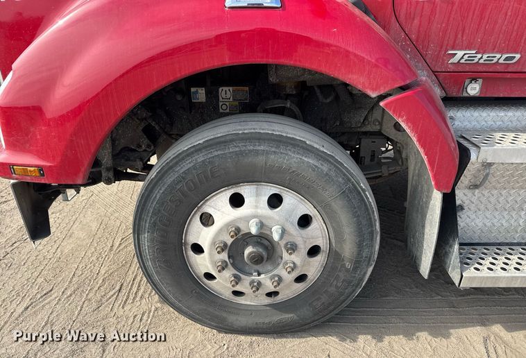 image for item EQ1011 2015 Kenworth T880 semi truck