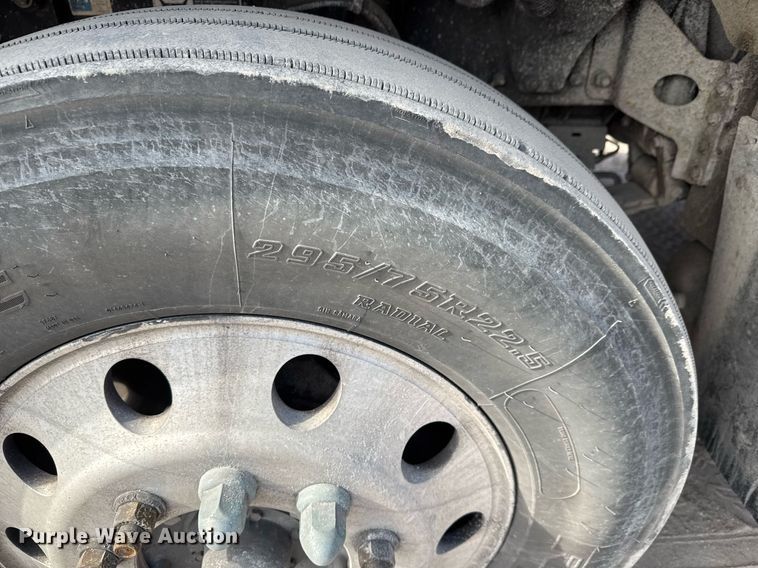 image for item EQ1011 2015 Kenworth T880 semi truck