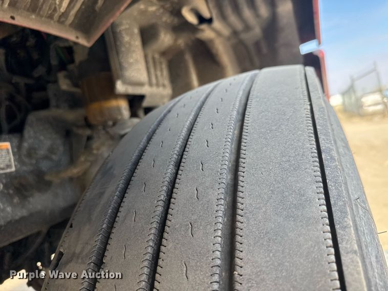 image for item EQ1011 2015 Kenworth T880 semi truck