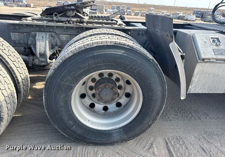 image for item EQ1011 2015 Kenworth T880 semi truck