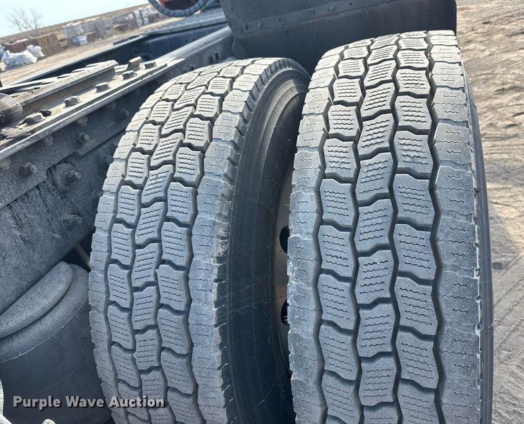 image for item EQ1011 2015 Kenworth T880 semi truck