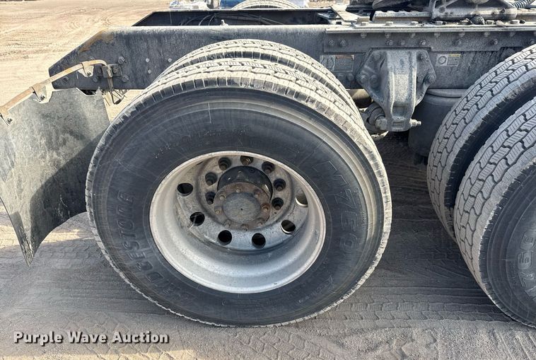 image for item EQ1011 2015 Kenworth T880 semi truck