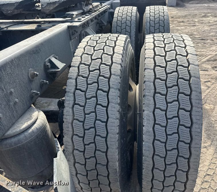 image for item EQ1011 2015 Kenworth T880 semi truck