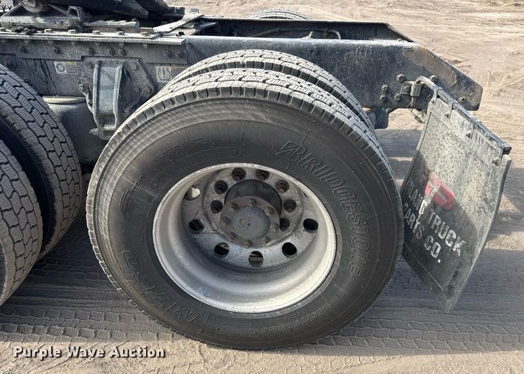 image for item EQ1011 2015 Kenworth T880 semi truck