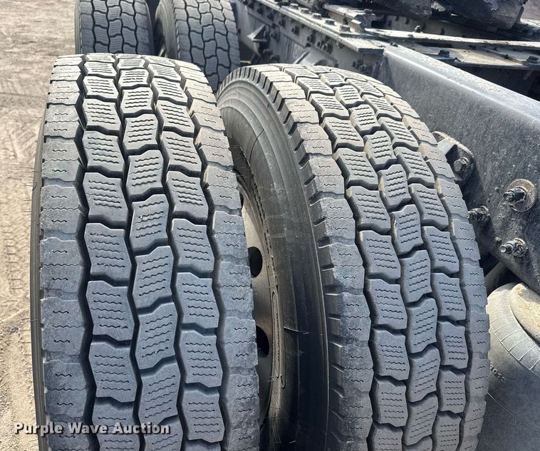 image for item EQ1011 2015 Kenworth T880 semi truck