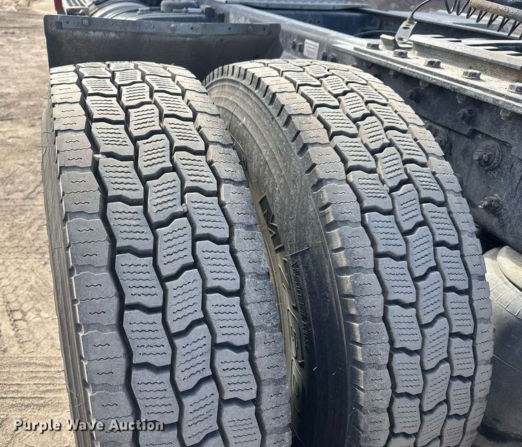 image for item EQ1011 2015 Kenworth T880 semi truck