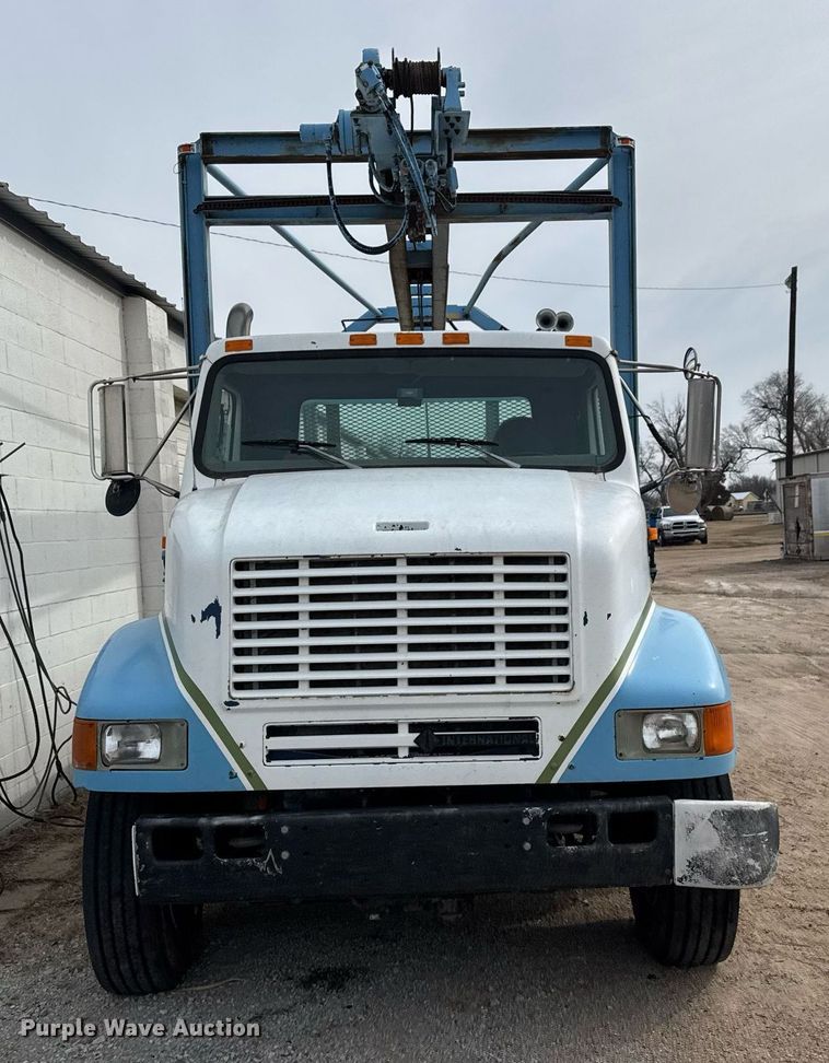image for item EQ1038 1997 International 8100 crane truck
