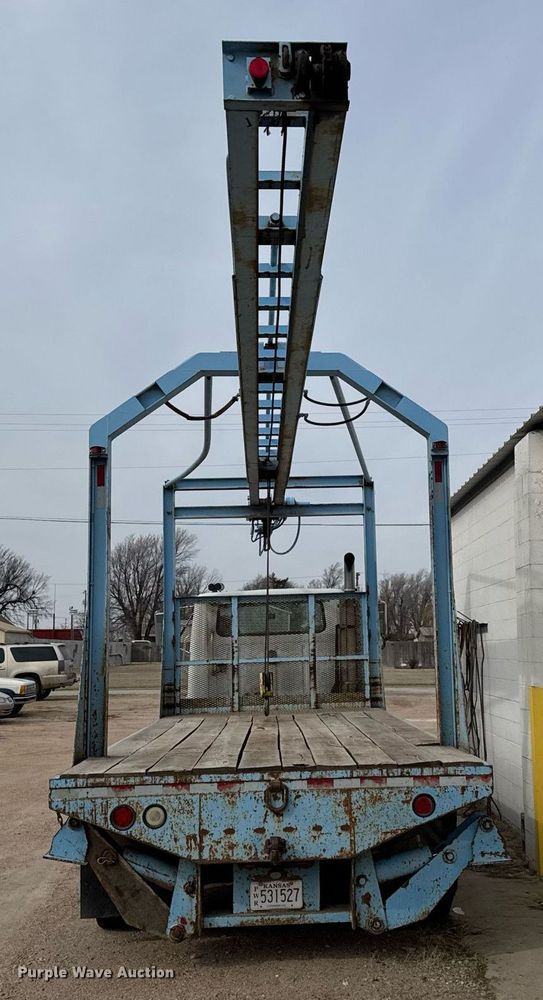 image for item EQ1038 1997 International 8100 crane truck