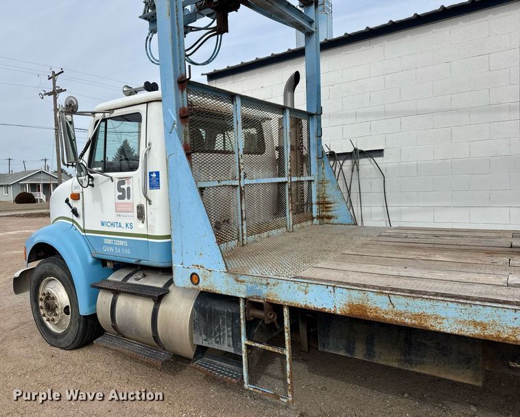 image for item EQ1038 1997 International 8100 crane truck