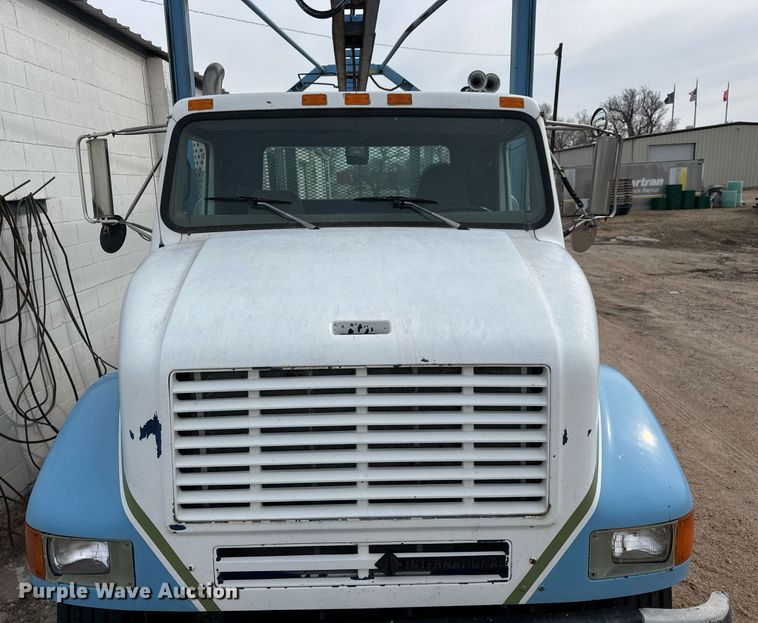 image for item EQ1038 1997 International 8100 crane truck