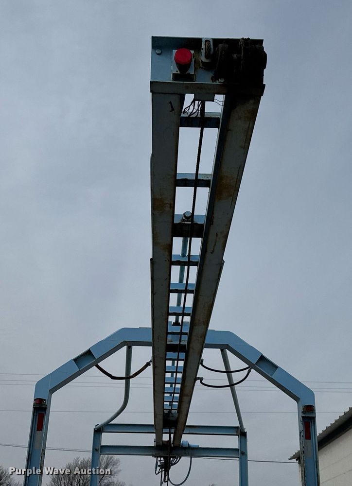 image for item EQ1038 1997 International 8100 crane truck