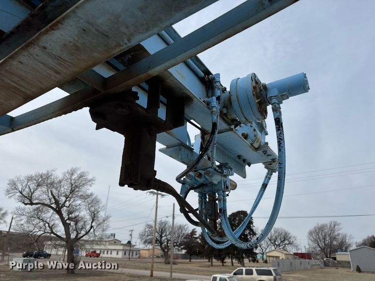 image for item EQ1038 1997 International 8100 crane truck