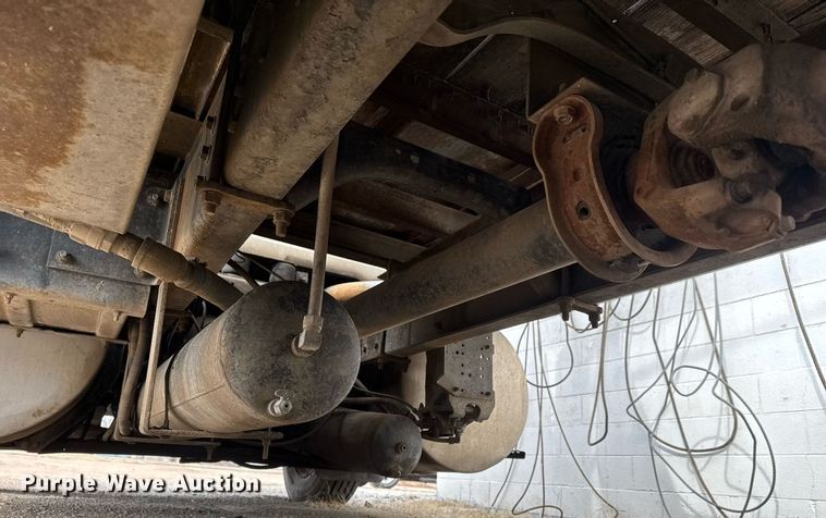 image for item EQ1038 1997 International 8100 crane truck