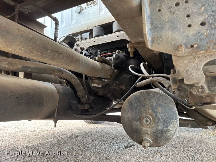 image for item EQ1038 1997 International 8100 crane truck