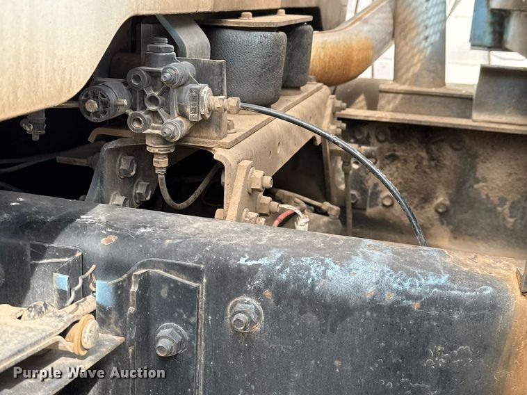 image for item EQ1038 1997 International 8100 crane truck