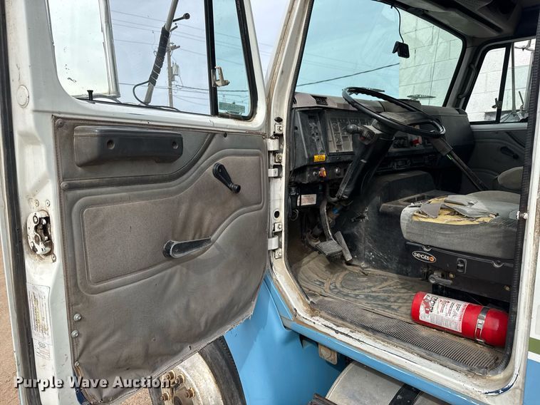 image for item EQ1038 1997 International 8100 crane truck