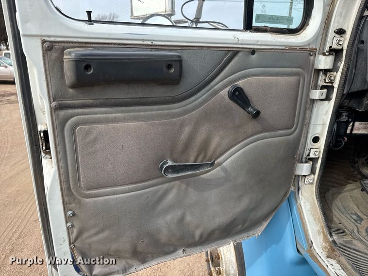 image for item EQ1038 1997 International 8100 crane truck