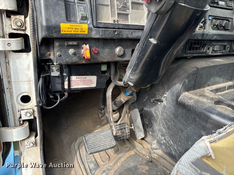 image for item EQ1038 1997 International 8100 crane truck