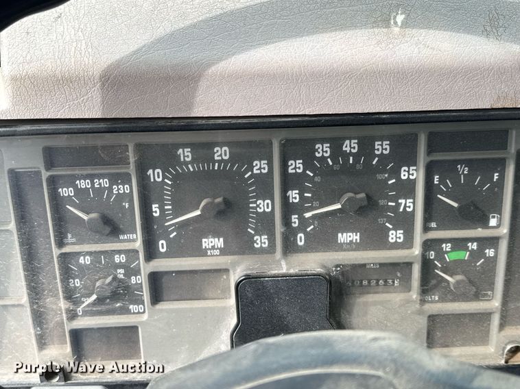 image for item EQ1038 1997 International 8100 crane truck