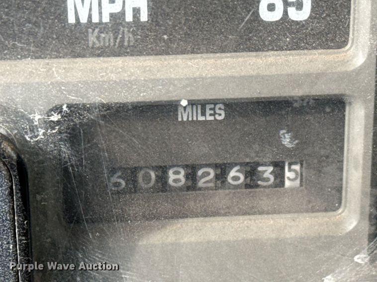 image for item EQ1038 1997 International 8100 crane truck