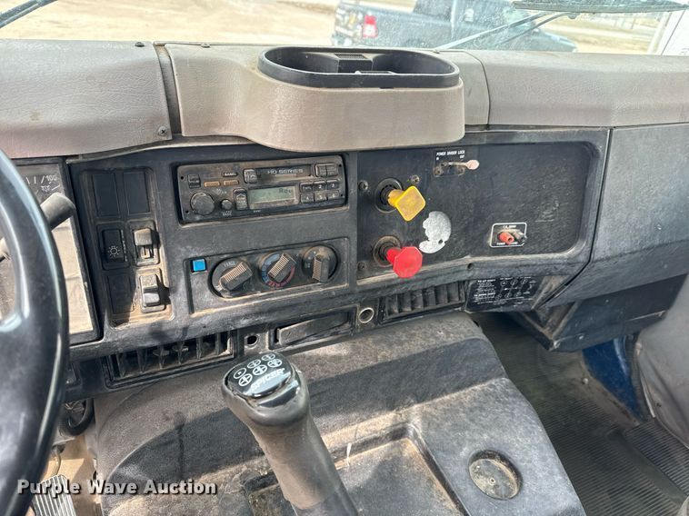 image for item EQ1038 1997 International 8100 crane truck