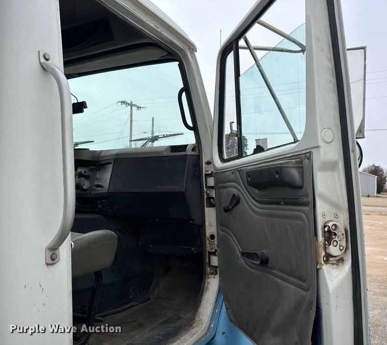 image for item EQ1038 1997 International 8100 crane truck