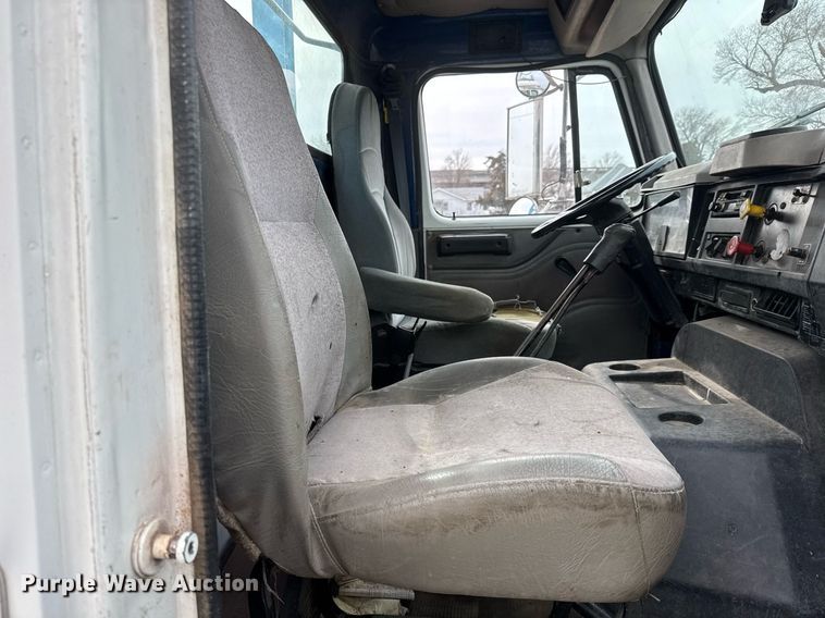 image for item EQ1038 1997 International 8100 crane truck