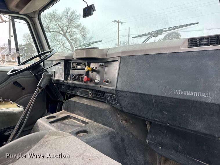 image for item EQ1038 1997 International 8100 crane truck