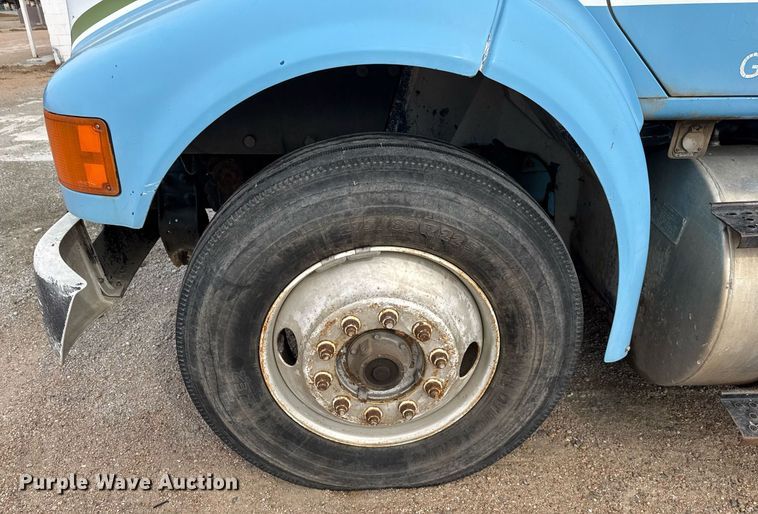 image for item EQ1038 1997 International 8100 crane truck