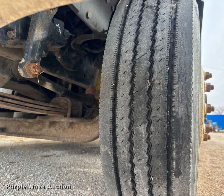 image for item EQ1038 1997 International 8100 crane truck