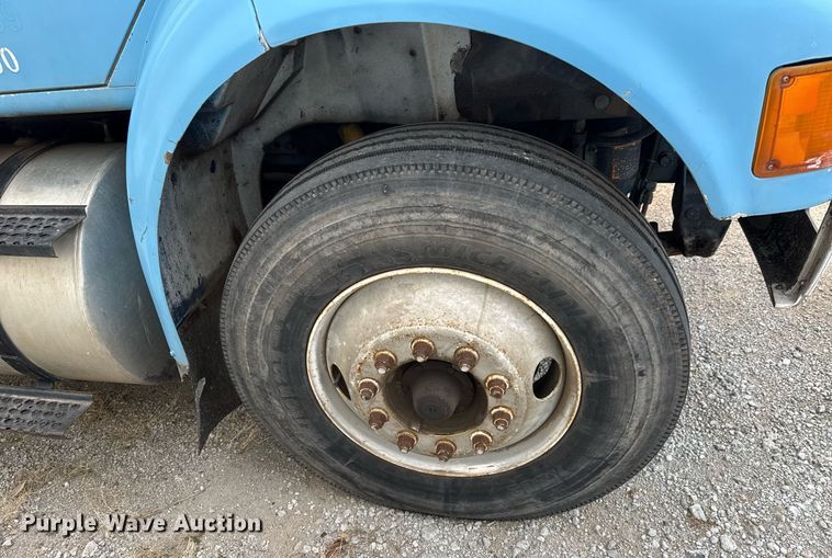 image for item EQ1038 1997 International 8100 crane truck