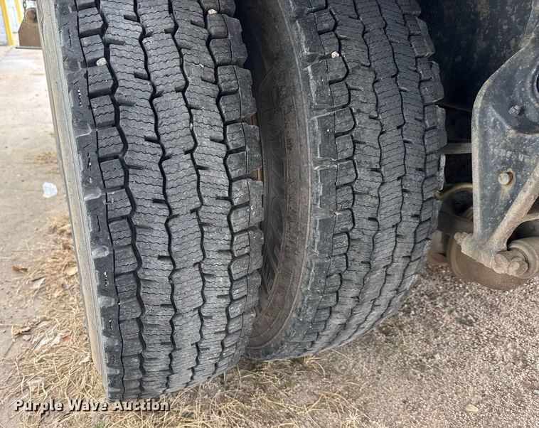 image for item EQ1038 1997 International 8100 crane truck