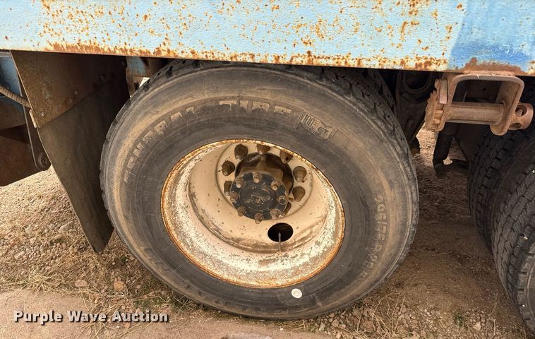 image for item EQ1038 1997 International 8100 crane truck