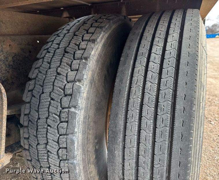 image for item EQ1038 1997 International 8100 crane truck