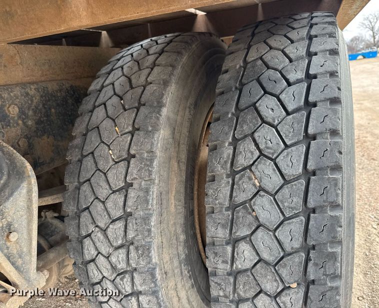 image for item EQ1038 1997 International 8100 crane truck