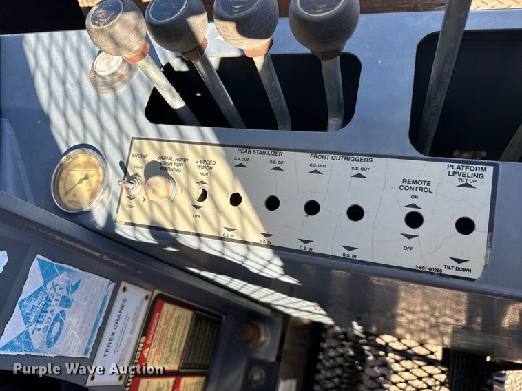 image for item EQ1088 2004 Ford F750 Super Duty crane truck