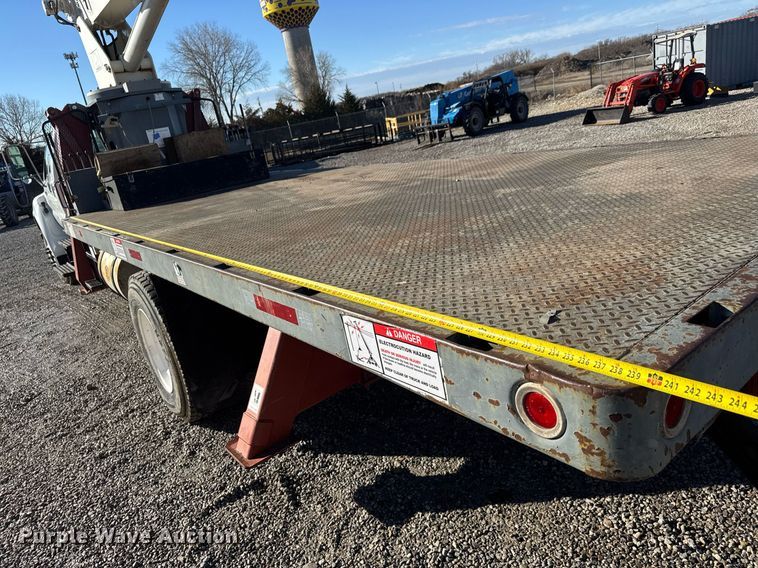 image for item EQ1088 2004 Ford F750 Super Duty crane truck