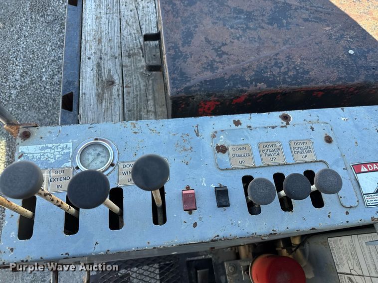 image for item EQ1090 1990 Ford F800 crane truck