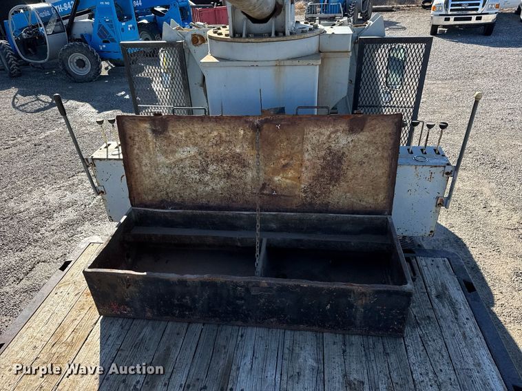 image for item EQ1090 1990 Ford F800 crane truck