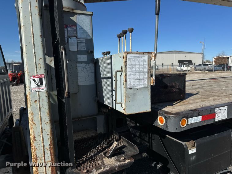 image for item EQ1090 1990 Ford F800 crane truck