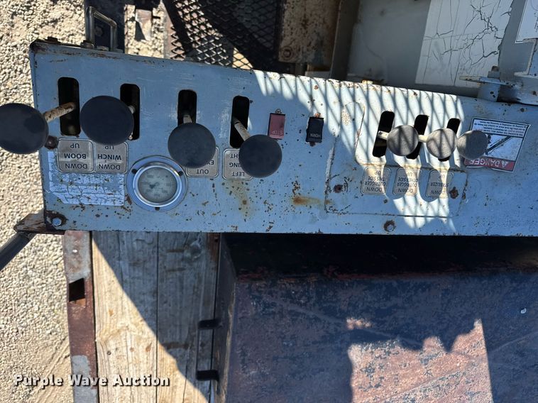 image for item EQ1090 1990 Ford F800 crane truck