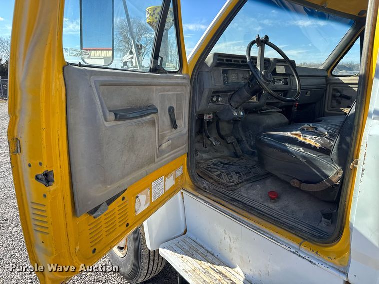 image for item EQ1090 1990 Ford F800 crane truck