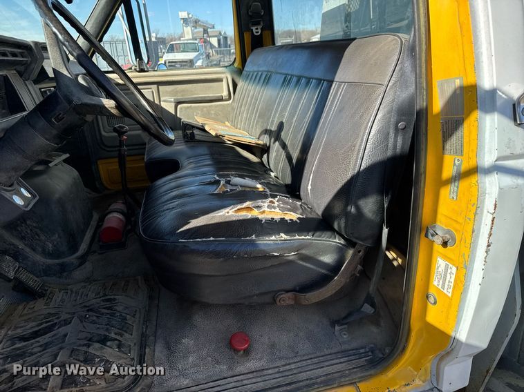 image for item EQ1090 1990 Ford F800 crane truck