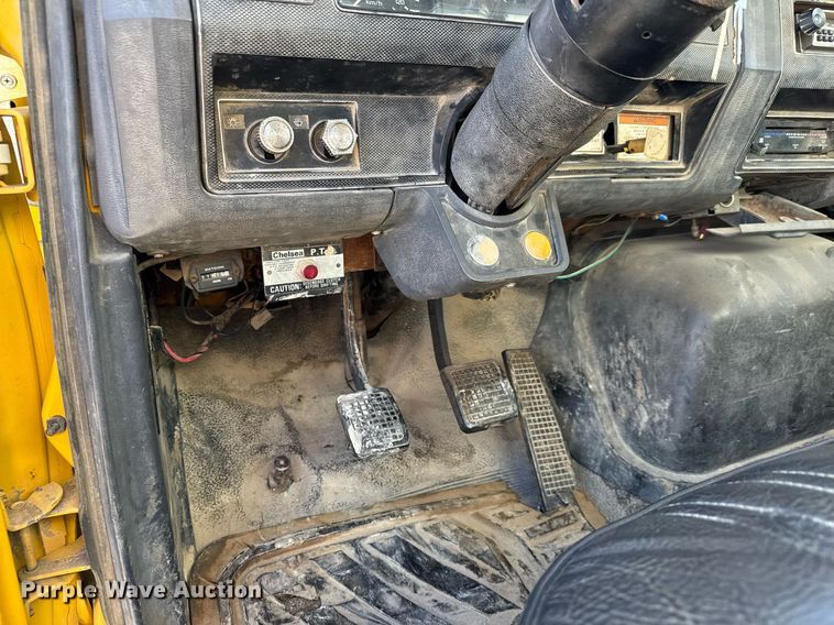 image for item EQ1090 1990 Ford F800 crane truck