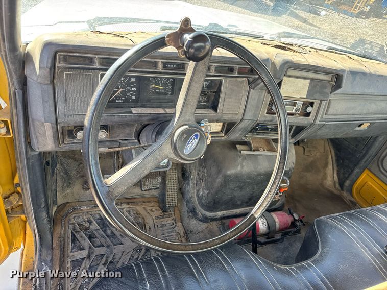 image for item EQ1090 1990 Ford F800 crane truck