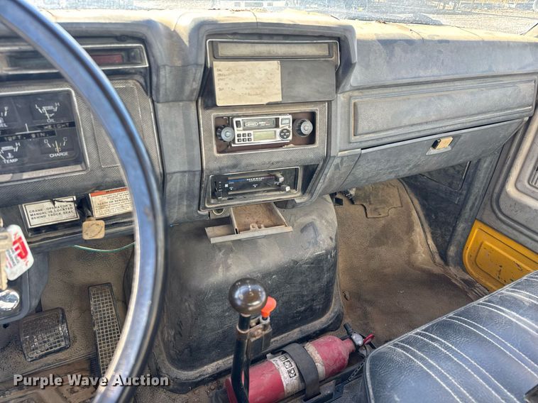 image for item EQ1090 1990 Ford F800 crane truck