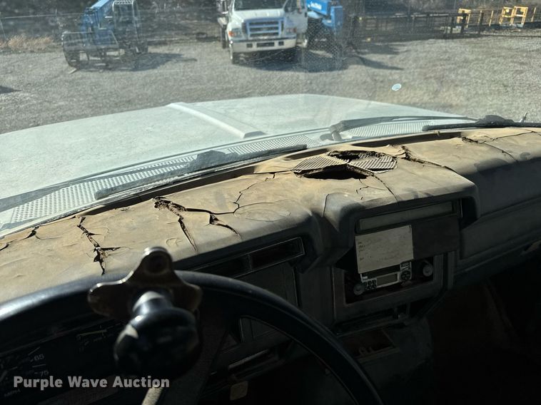 image for item EQ1090 1990 Ford F800 crane truck