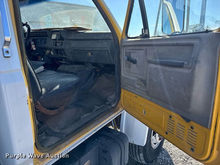 image for item EQ1090 1990 Ford F800 crane truck