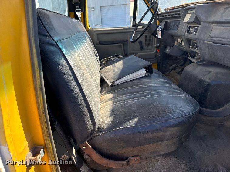 image for item EQ1090 1990 Ford F800 crane truck